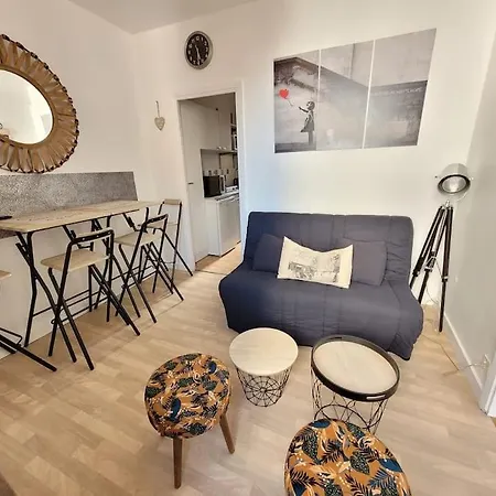 F1 Hyper Centre Apartment