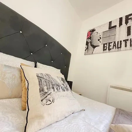 F1 Hyper Centre Apartment *